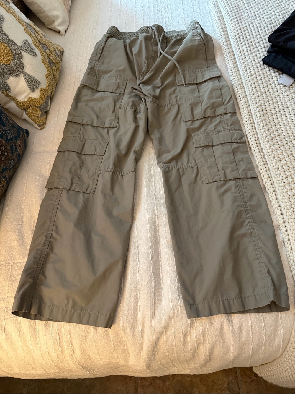 PacSun Men's Olive Cargo Drawstring Pants
Inseam 30